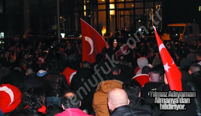 400 TÜRK VATANDAŞI HOLLANDA BAŞKONSOLOSLUĞU ÖNÜNDE EYLEM YAPTI..