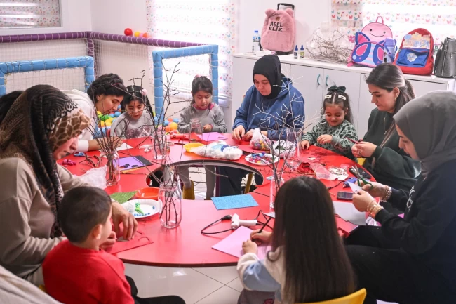 İzmir Bornova'da minikler sevgilerini çiçeklerle anlattı