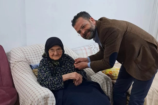 Bursa'da 94 yaşındaki Halime Teyze CHP'ye katıldı