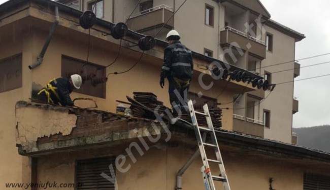 6 saattir elektrik yok..Esnaf mağdur..Sebebi ise çatı!..