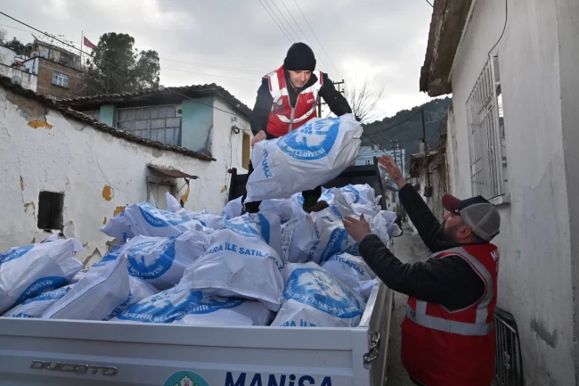 Manisa'da binlerce çuval odun ihtiyaç sahiplerine dağıtılıyor