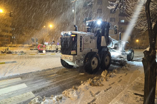 Mardin Midyat'ta karlar temizleniyor