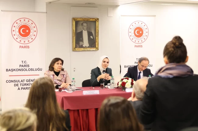 Bakan Göktaş Paris'te Türk vatandaşlarla buluştu