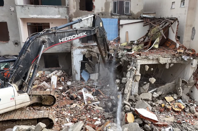 İstanbul Büyükçekmece'de deprem riski taşıyan 23 yapı yıkıldı