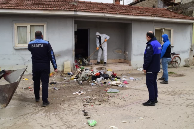 Bursa Yenişehir'de çöp ev temizlendi! Mahalle nefes aldı!