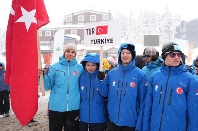 Bursa'da genç kayakçılar piste çıktı