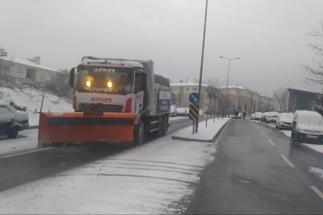 Kocaeli'de kar mesaisi sürüyor