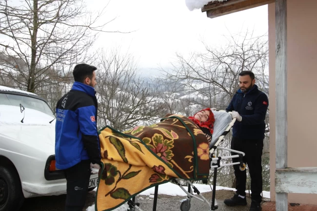 Kocaeli Büyükşehir Sultan Teyze'yi 13 yıldır hastaneye taşıyor