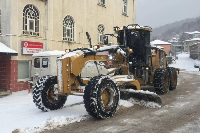 Nilüfer'de yolların açılması için ekipler seferber oldu