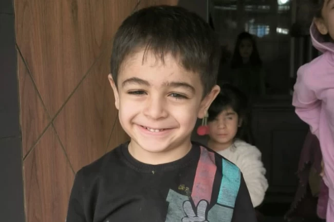 Sakarya'da kahraman itfaiyeciler minik Ahmet'i alevlerin arasından çıkardı