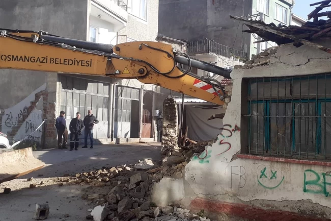 Bursa Osmangazi'de metruk bina temizliği