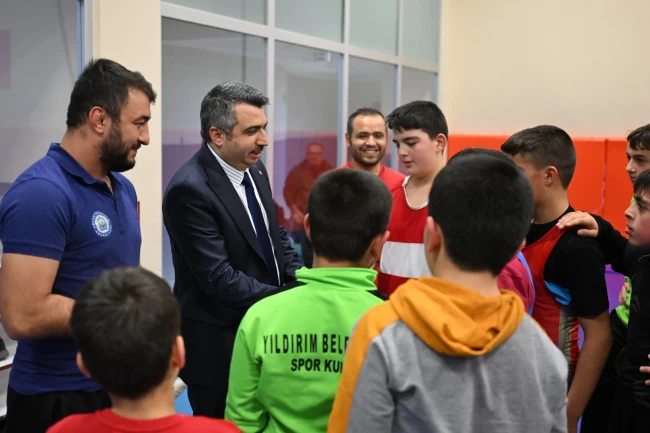 Bursa Yıldırım'da Başkan Yılmaz şampiyon güreşçilerle buluştu