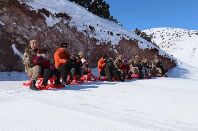 Miniklerin Jandarma ekipleriyle kar keyfi
