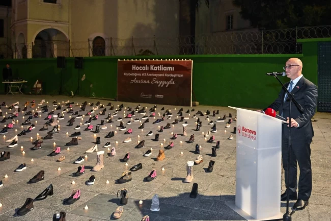 Hocalı'da katledilenler Bornova'da anıldı... 613 kişiyi temsilen 613 çift siyah ayakkabı
