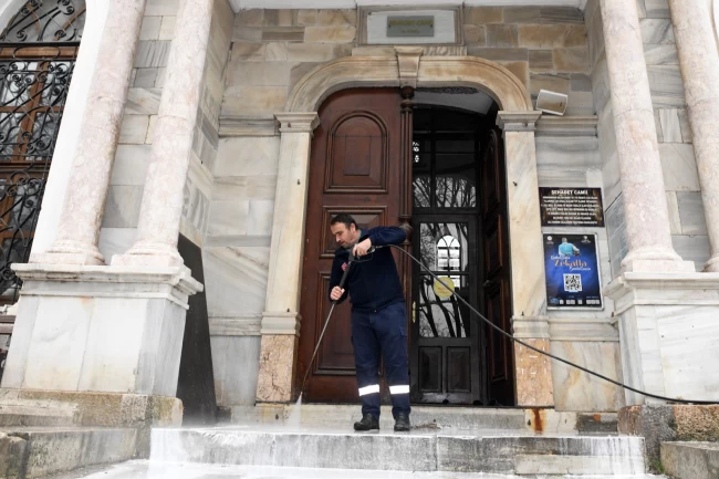Bursa Osmangazi'deki camilerde Ramazan temizliği