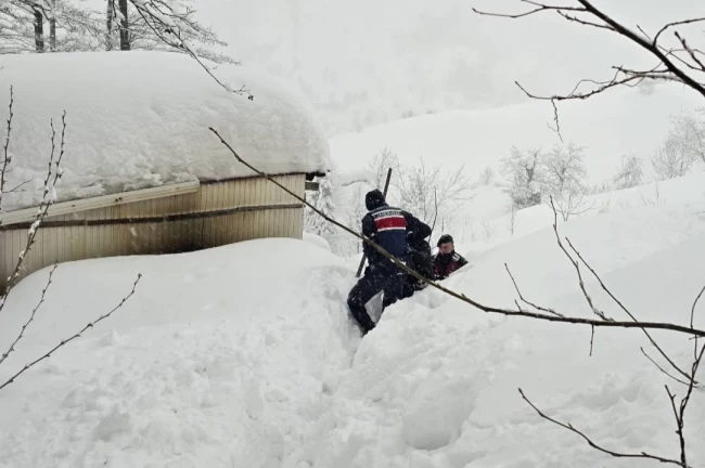 Artvin'de karda evinde mahsur kalan kişi kurtarıldı