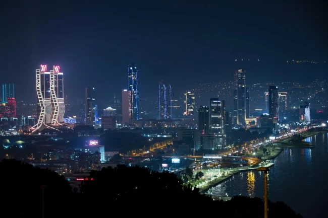 İzmir'de dış cephe aydınlatmasına saat ayarı geliyor!