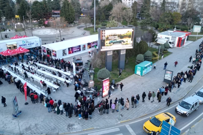 İzmit Belediyesi'nin Mobil Aşevi yüzlerce kişiyi ağırladı