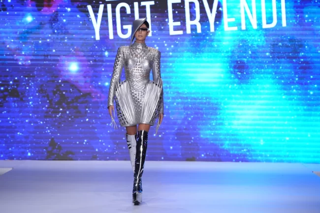 İzmirli modacı, izleyicileri 2078'e götürdü