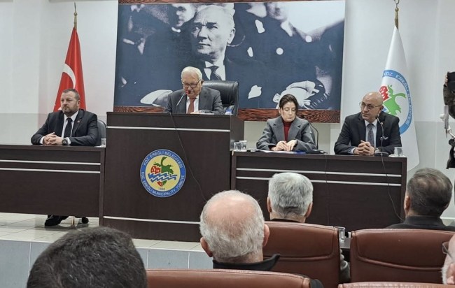 CHP’li meclis üyeleri meclis toplantısı öncesi partilerinden istifa etti