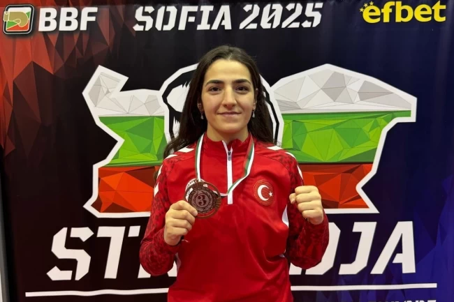 Ece Asude Bulgaristan'dan madalyayla döndü