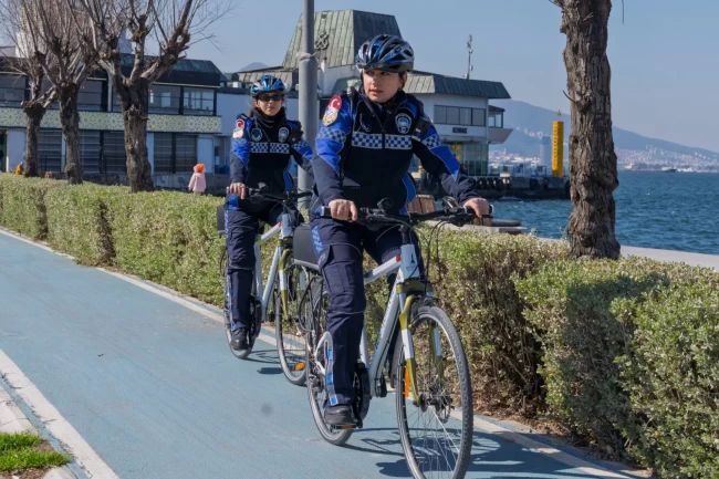 İzmir'de kadın emeği kenti güzelleştiriyor