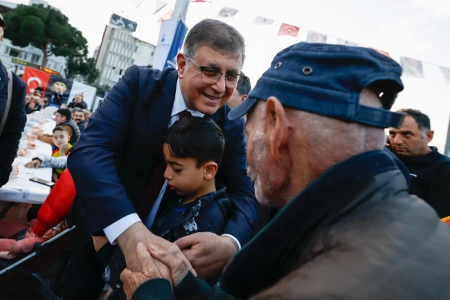 İzmir'de iftar sofrasında dayanışma mesajı!