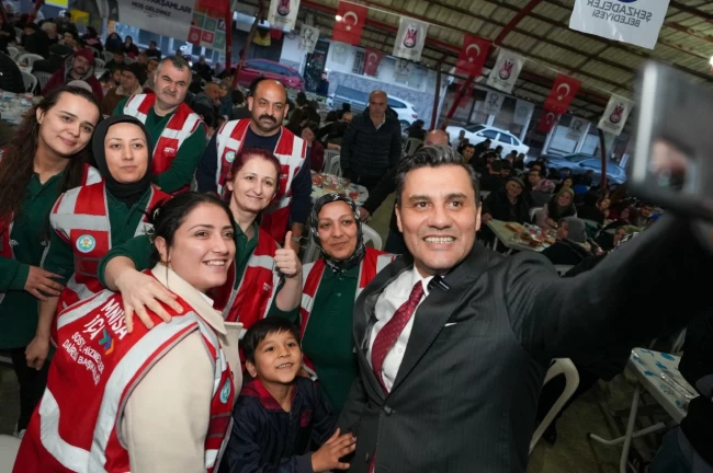 Manisa'da iftar sofrası doldu taştı!