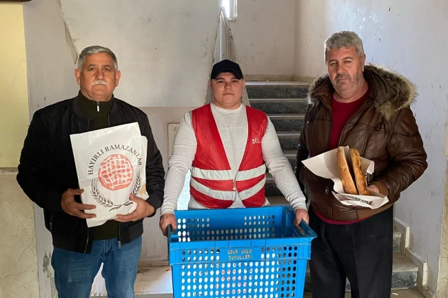 Edirne İpsala'da CHP'liler pide dağıttı