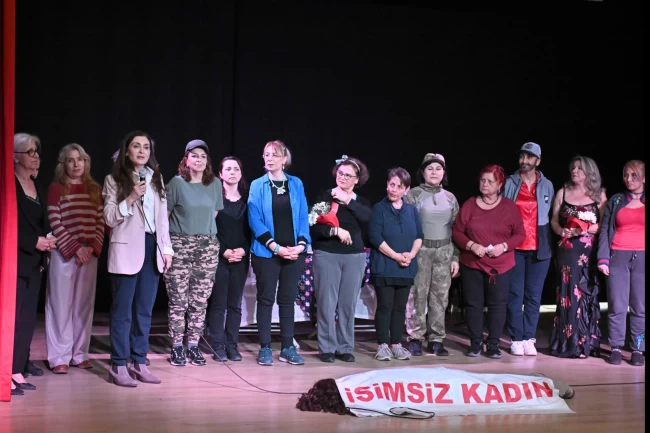 Muratpaşa'da Kadının Gücü Tiyatro Topluluğu 'Kimim Ben' dedi