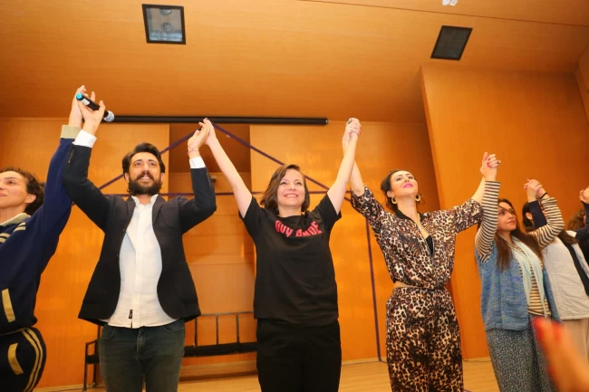 İzmir'de Karabağlar Kent Tiyatrosu'ndan özel oyun