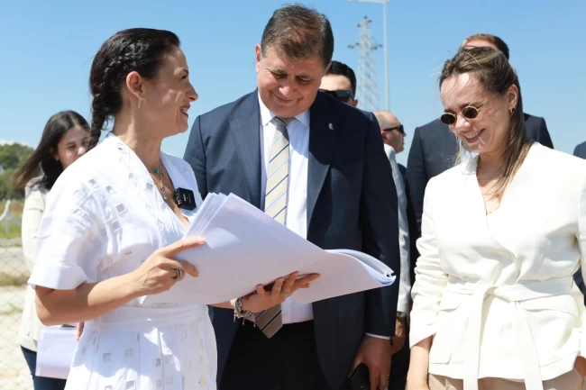 İzmir Efes'te Pamucak Rekreasyon Alanı'nda çalışmalarını sürüyor