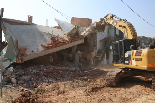 Bursa Nilüfer'de 2 katlı kaçak bina yıkıldı