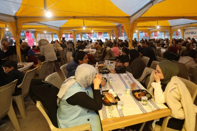 Gaziantep'te dört noktada sıcak yemek ikramı