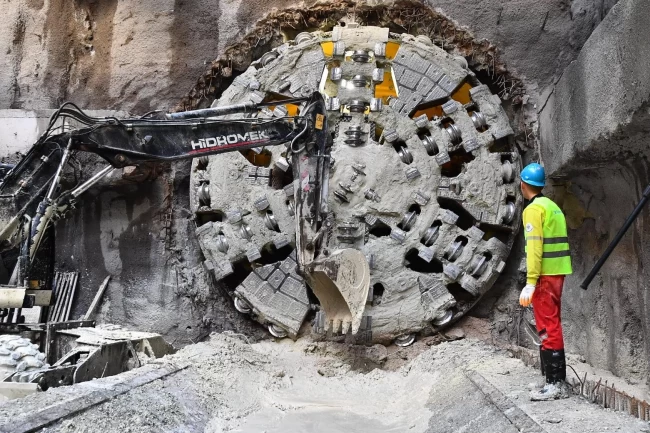 İzmir'de Hasanağa Bahçesi İstasyonu'nda da ışık göründü