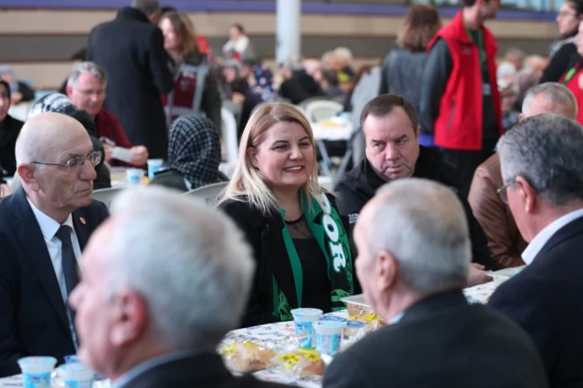 İzmit'te halk iftarında Başkan Hürriyet Akmeşeliler'le buluştu