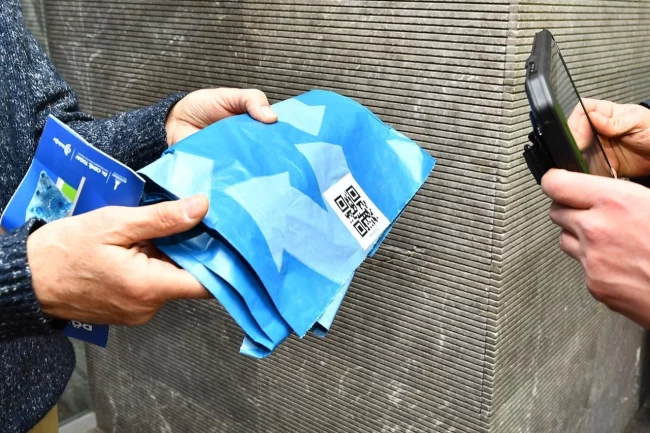 İzmir'in atık yönetiminde "QR kodlu mavi poşet" dönemi