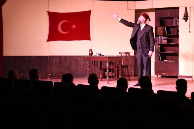 Bursa Osmangazi'de ‘Şair, Şiir, Şuur' oyunu tiyatroseverlerle buluştu
