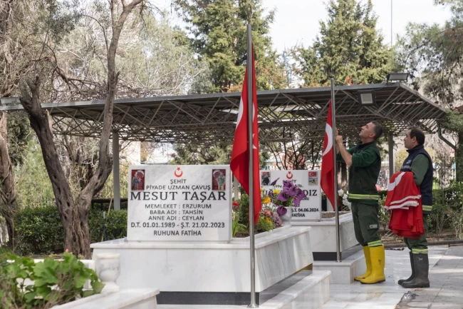 İzmir'de 18 Mart öncesi şehitliklere özel bakım