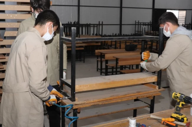 Kahramanmaraş'ta meslek lisesi öğrencileri eski sıraları dönüştürüyor