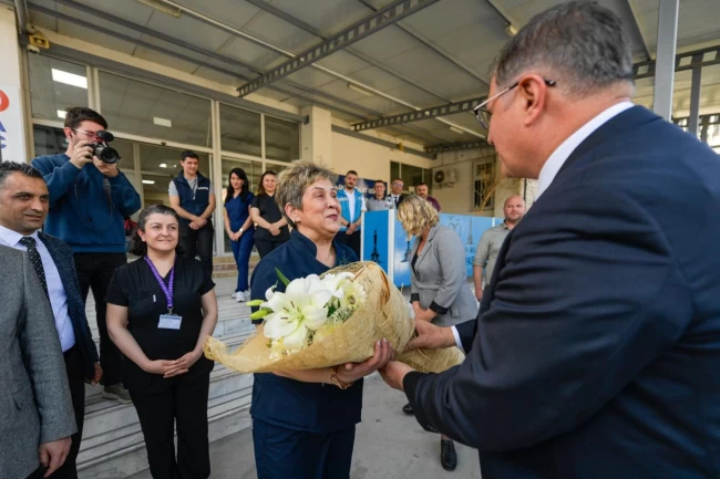 İzmir'de Başkan Tugay'ı duygulandıran hediye