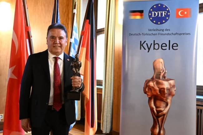 Muhittin Böcek "Kybele" ödülünü aldı