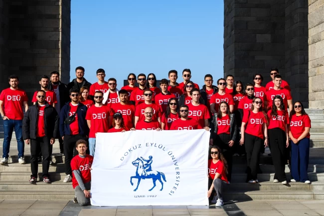 DEÜ öğrencileri Çanakkale'de şehitleri andı