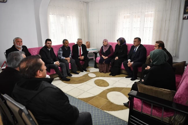 Memduh Büyükkılıç şehit ailelerinin yanında