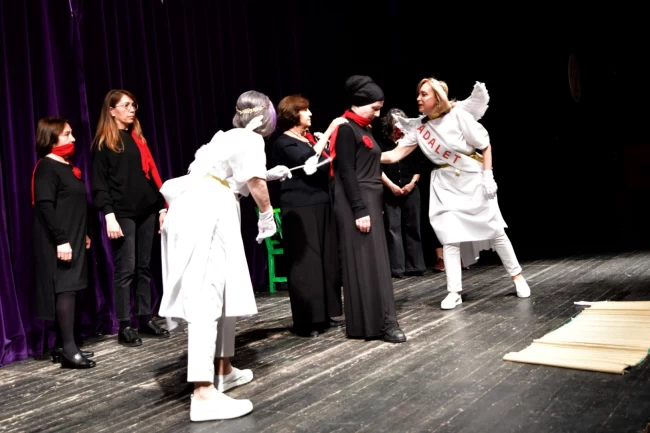 İzmir Bornova'da kadınlar sahnede sessizliği bozdu!