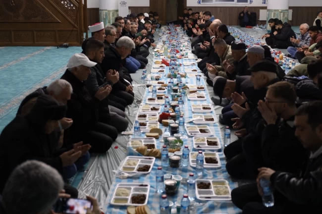 Kocaeli Büyükşehir'in iftar sofrası bu kez Balkanlarda kuruldu