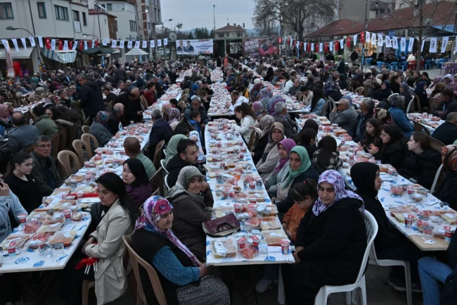 Manisa'da Ramazan'ın bereketini Köprübaşı'nda paylaştı