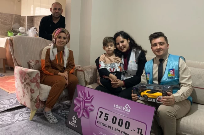 LÖSEV'den lösemi ve kanserle mücadele eden çocuklara yardım çeki