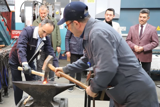 Baharın habercisi için Bursa Tophane MTAL'de demir dövüldü