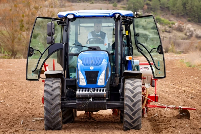 Bilecik Valisi Aygöl traktörün başına geçti!